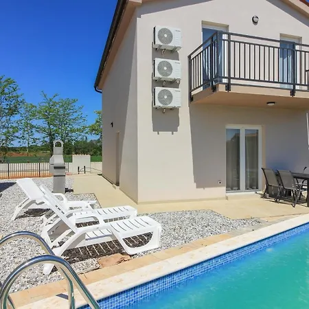 Mit Privatpool Fuer 7 Personen Ca 120 Qm In Medulin, Istrien Suedkueste Von Istrien *